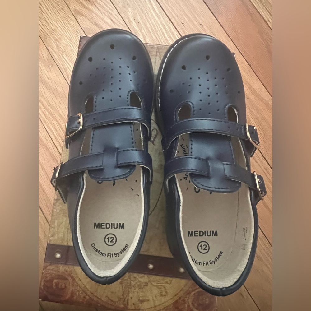 Footmates Girls  Danielle 3, size 12, navy school shoe.
